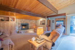 Moonridge Manor - Very lovely cabin in a quiet neighborhood with an amazing hot tub!